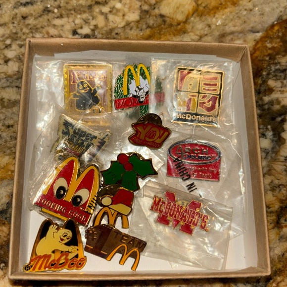 Vintage McDonald pins-lot of 16 pins, happy meal box, fries, shake, Ronald - Picture 3 of 13